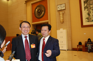 与江苏省教育厅厅长沈健合影