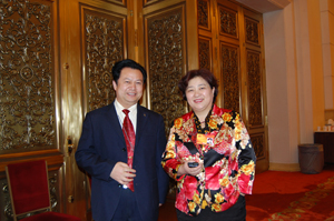 与江苏亚萍集团董事长陆亚萍合影