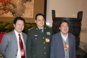 与人大代表合影